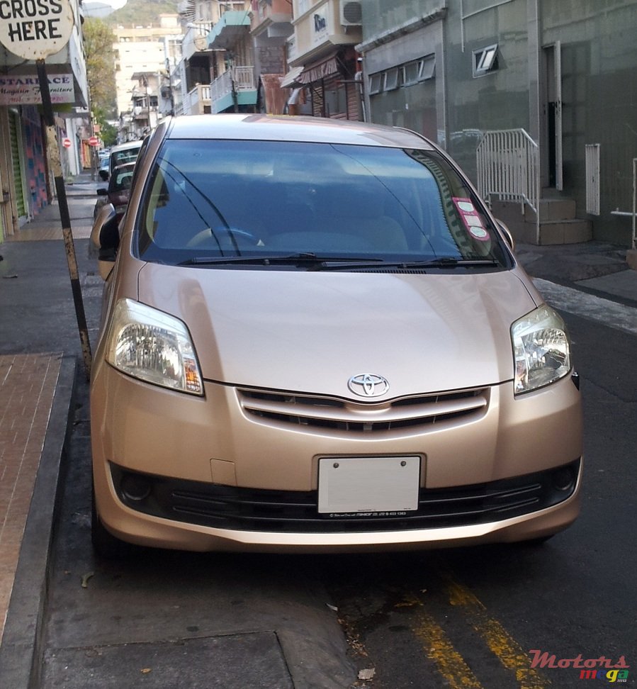 2010' Toyota Passo Sette 7-seater photo #1