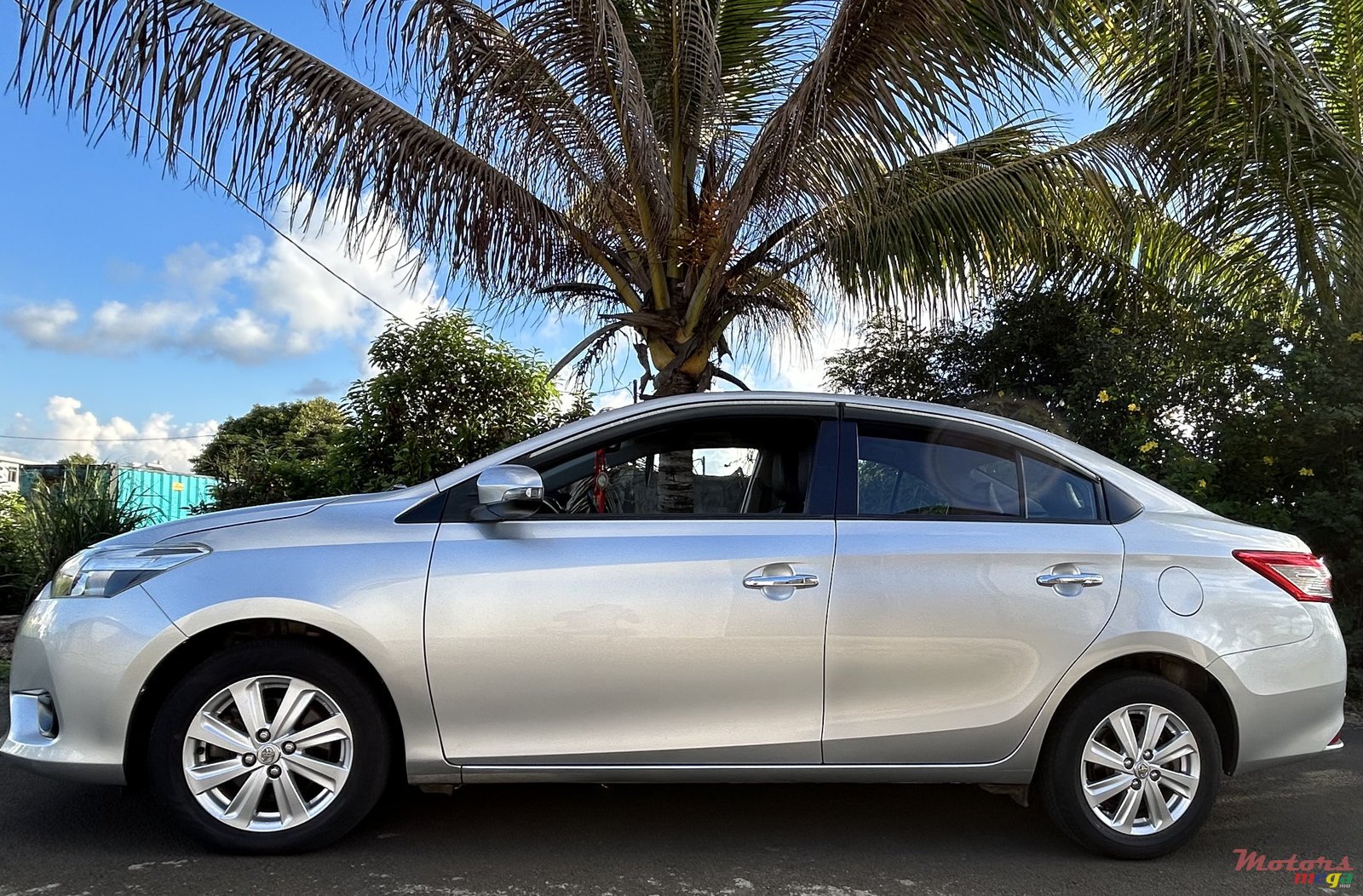 2013' Toyota Yaris photo #4