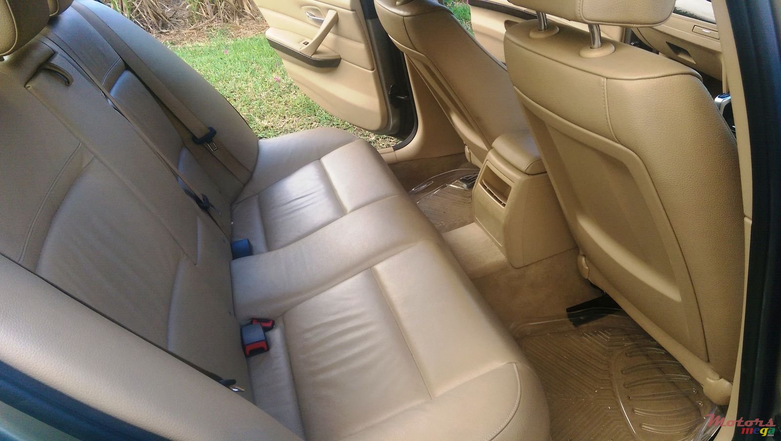 2011' BMW 3 Series Sedan photo #5