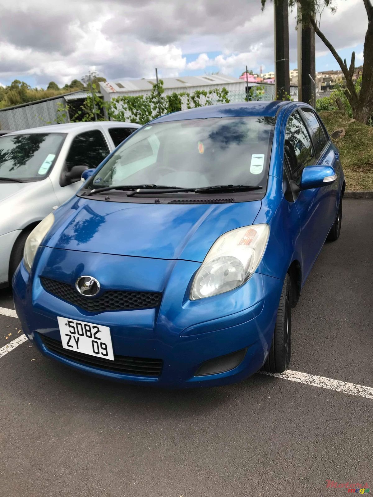 2009' Toyota Vitz photo #1