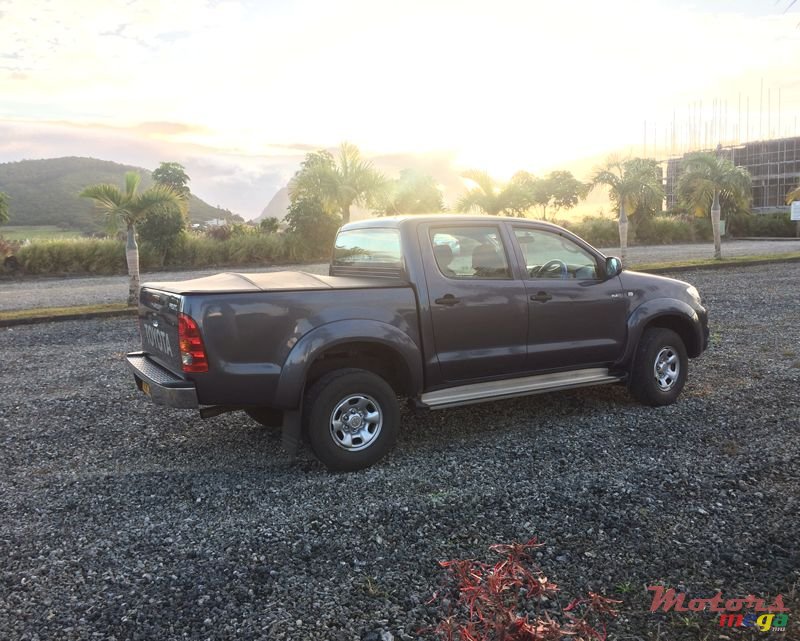 2011' Toyota Hilux photo #3