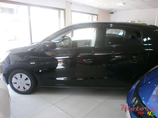 2013' Mitsubishi Mirage photo #2