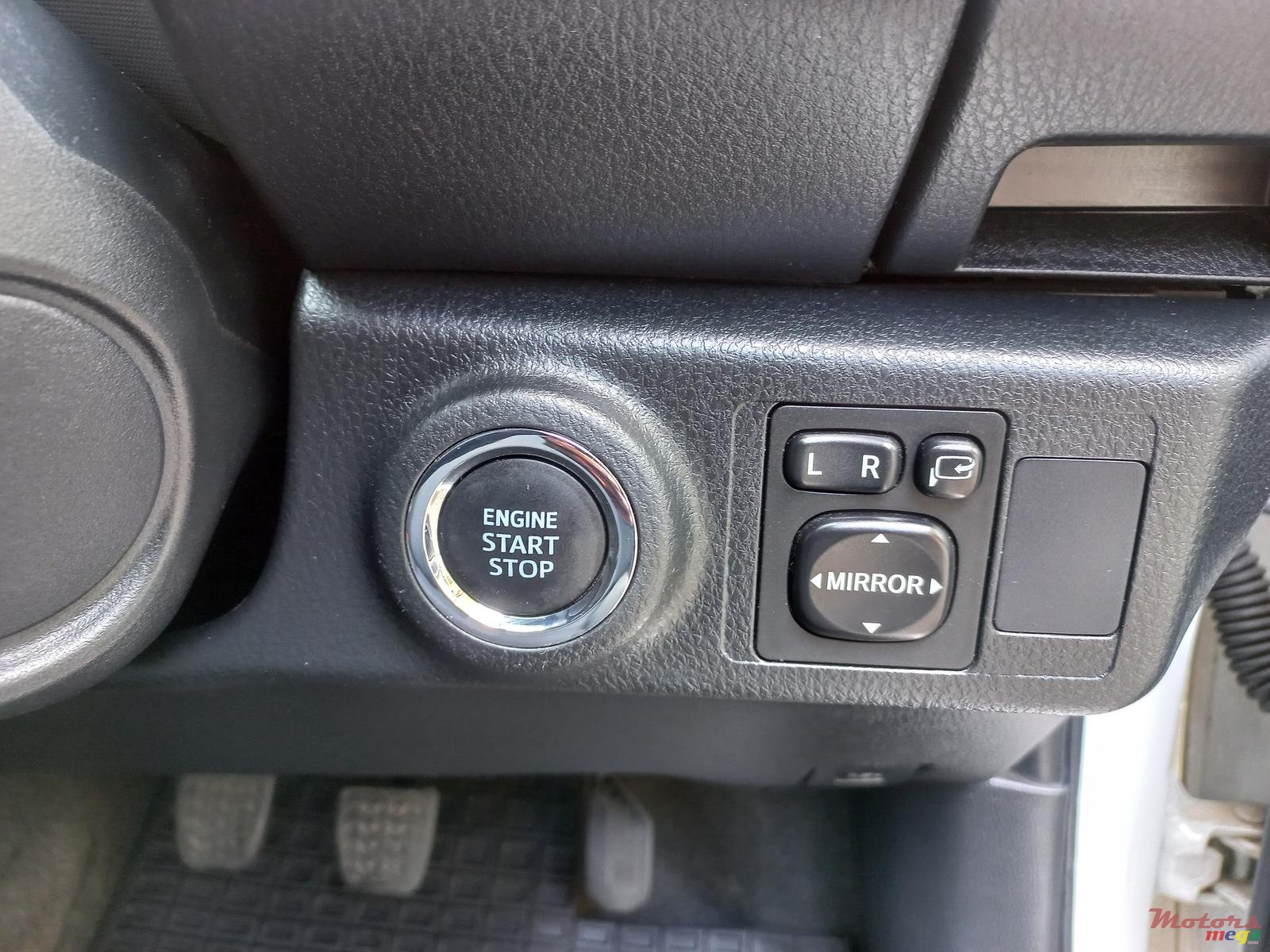 2014' Toyota Yaris Manual 1300cc photo #5