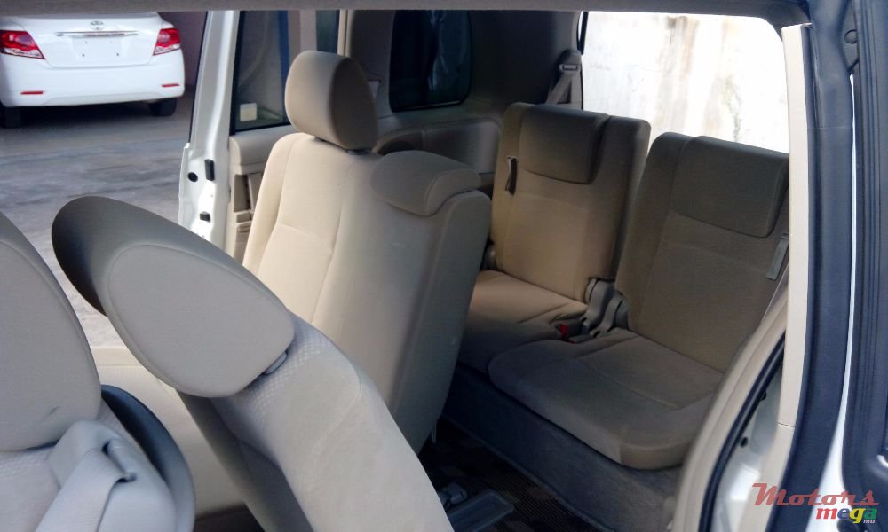 2013' Toyota Isis photo #3