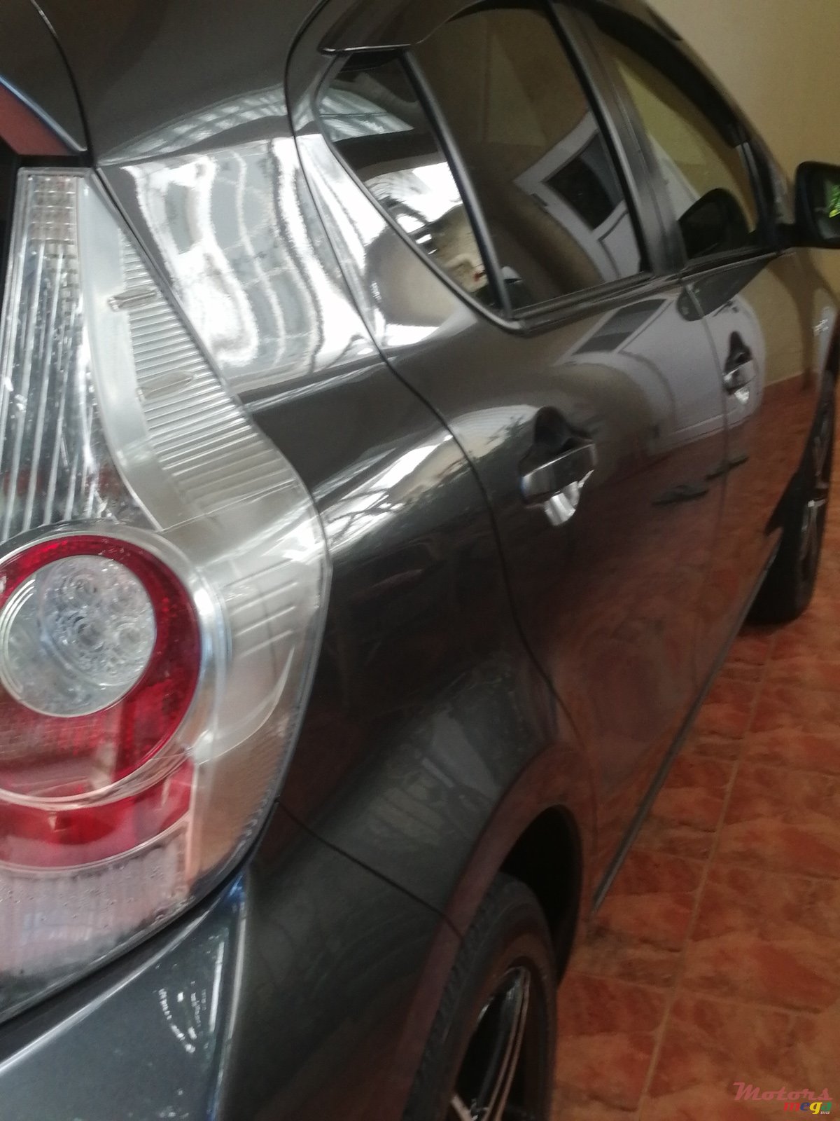 2015' Toyota Aqua photo #2