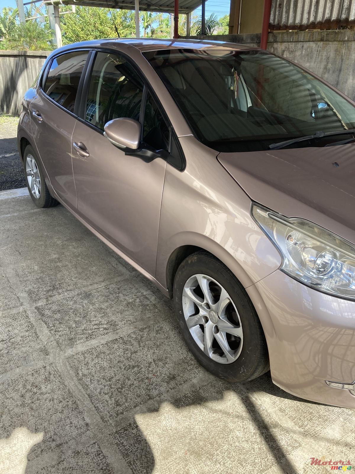 2013' Peugeot 208 photo #1