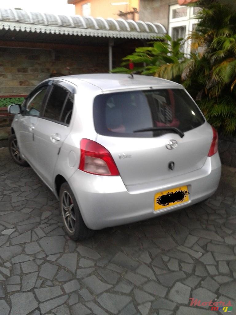 2006' Toyota Vitz photo #2