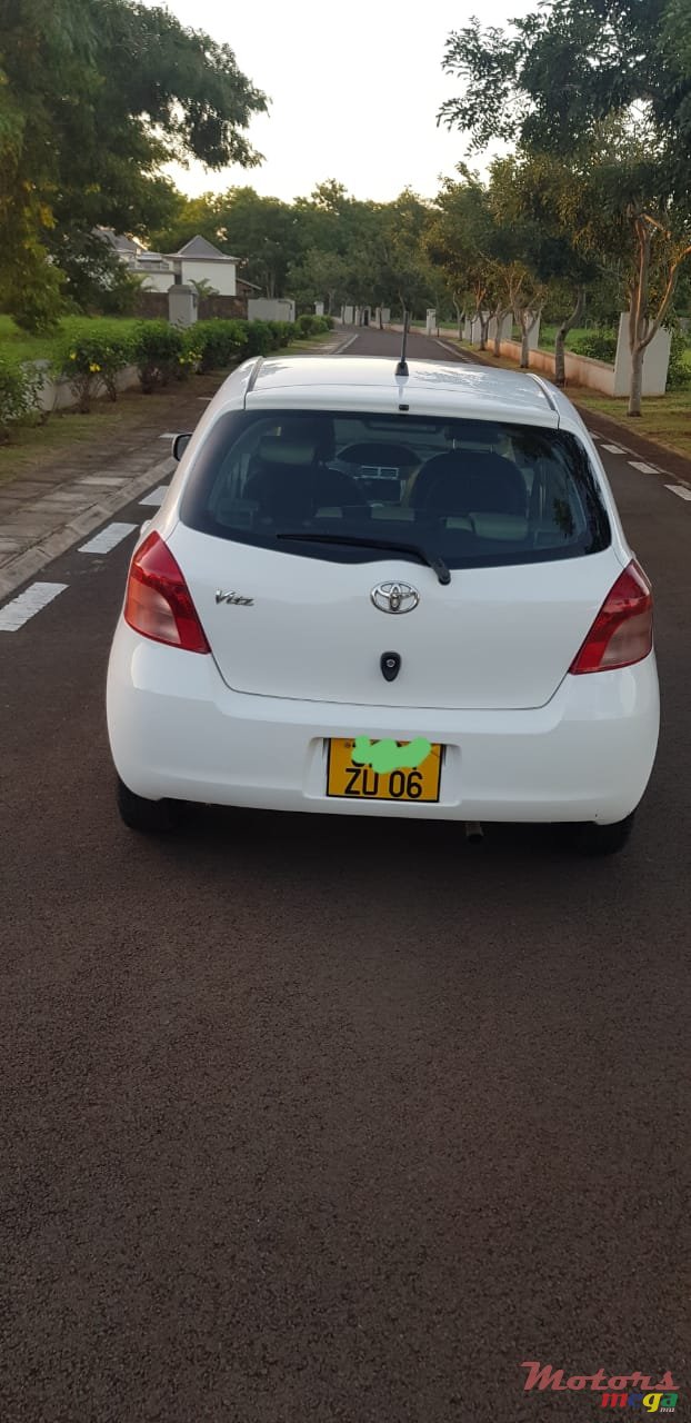 2006' Toyota Vitz photo #2