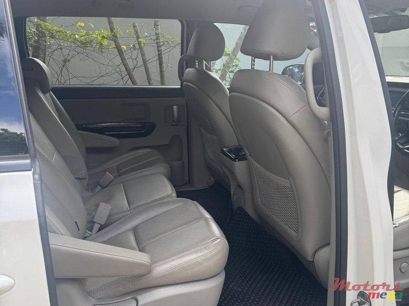 2019' Kia Carnival photo #5