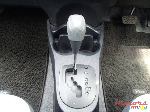 2011' Toyota Vitz photo #7