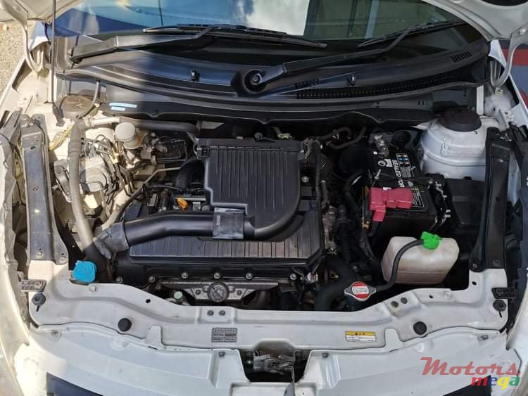 2011' Suzuki Swift photo #7