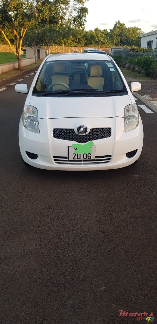 2006' Toyota Vitz photo #1