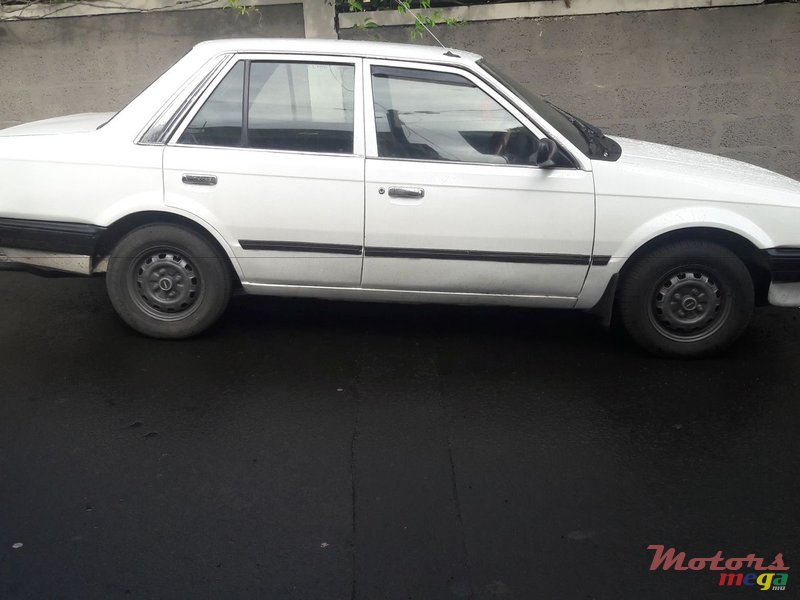 1989' Mazda 323 Ancien modèle photo #1