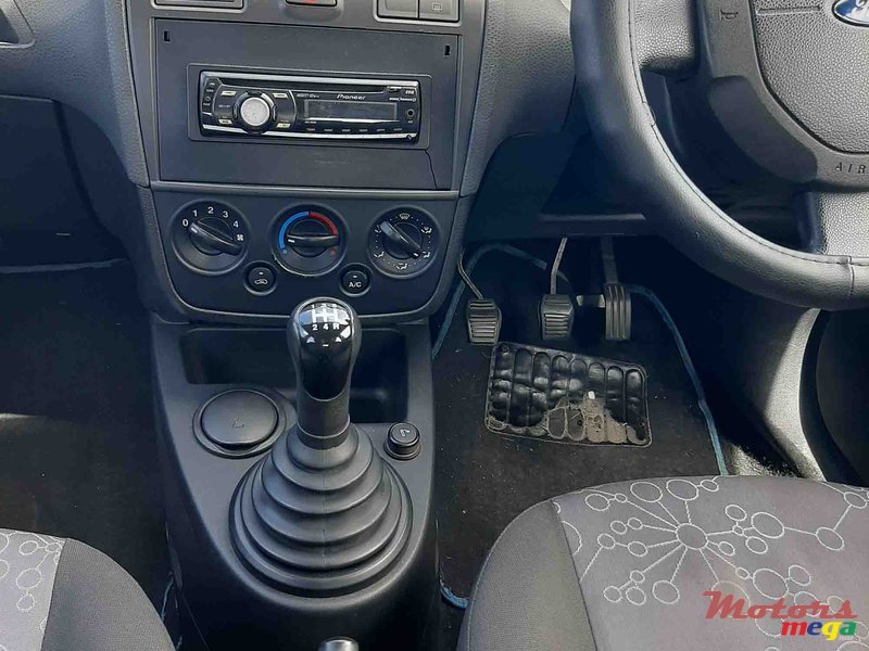 2006' Ford Fiesta None photo #2