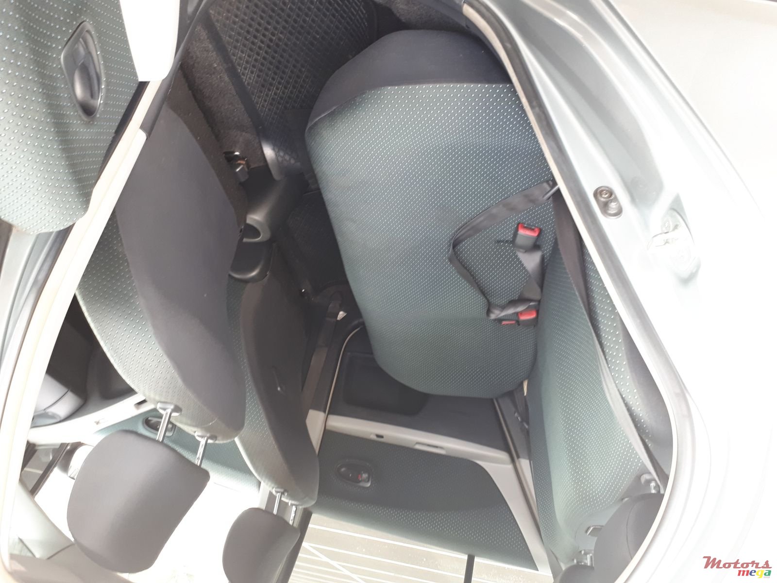 2006' Toyota Vitz photo #6