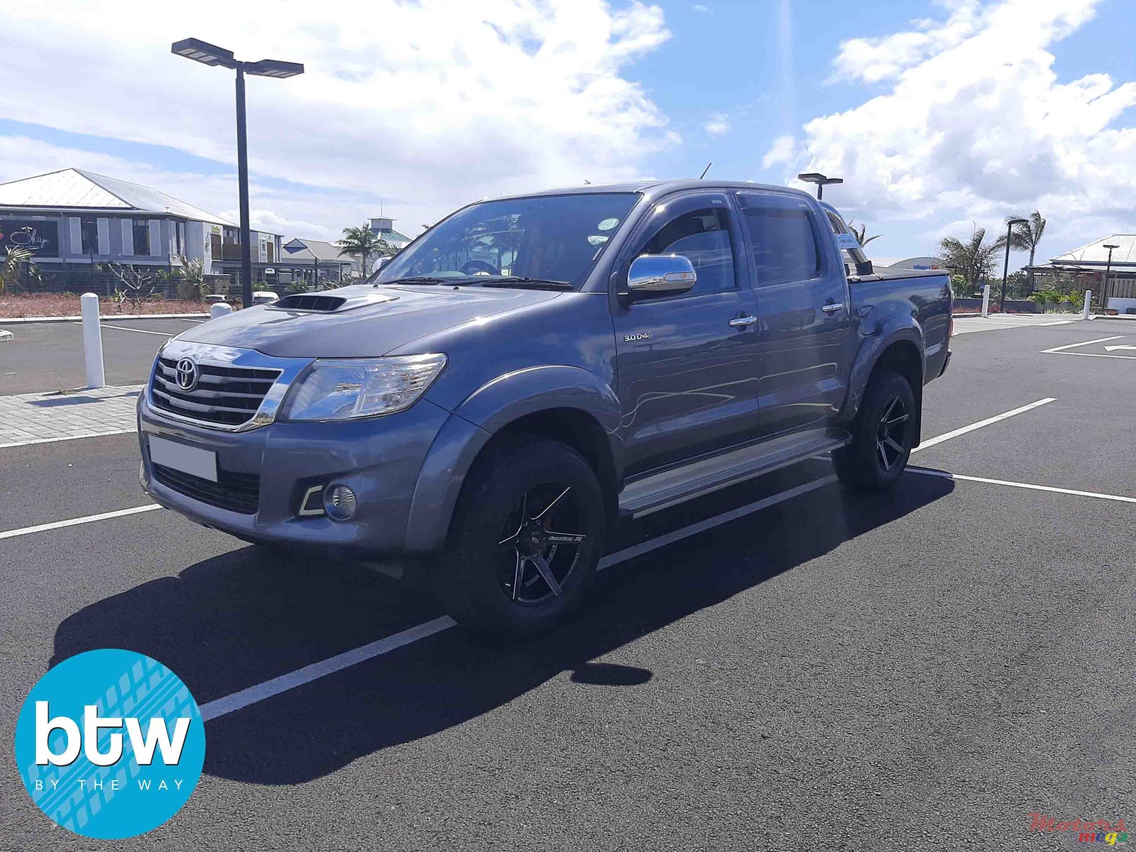 2013' Toyota Hilux photo #2