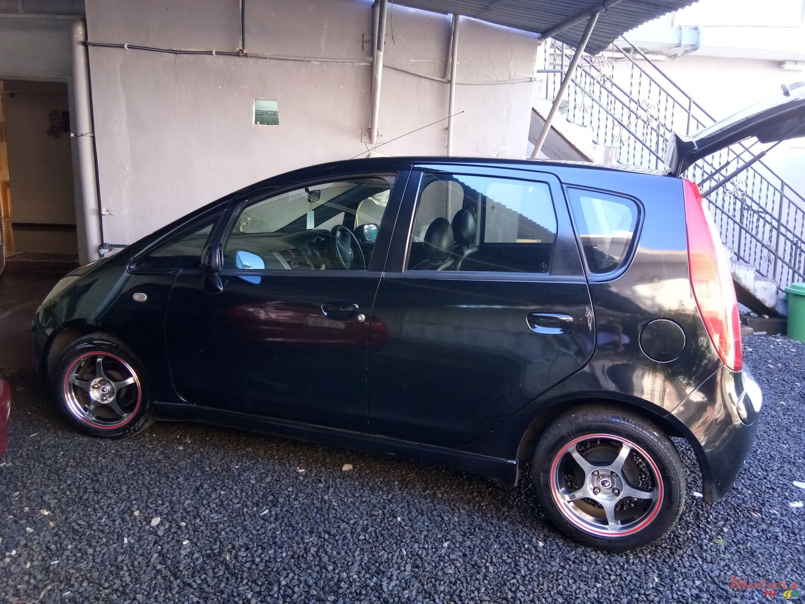 2005' Mitsubishi Colt photo #2