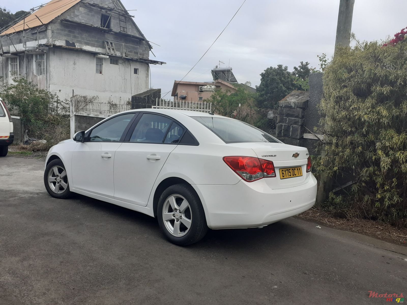 2011' Chevrolet Cruze LS photo #1