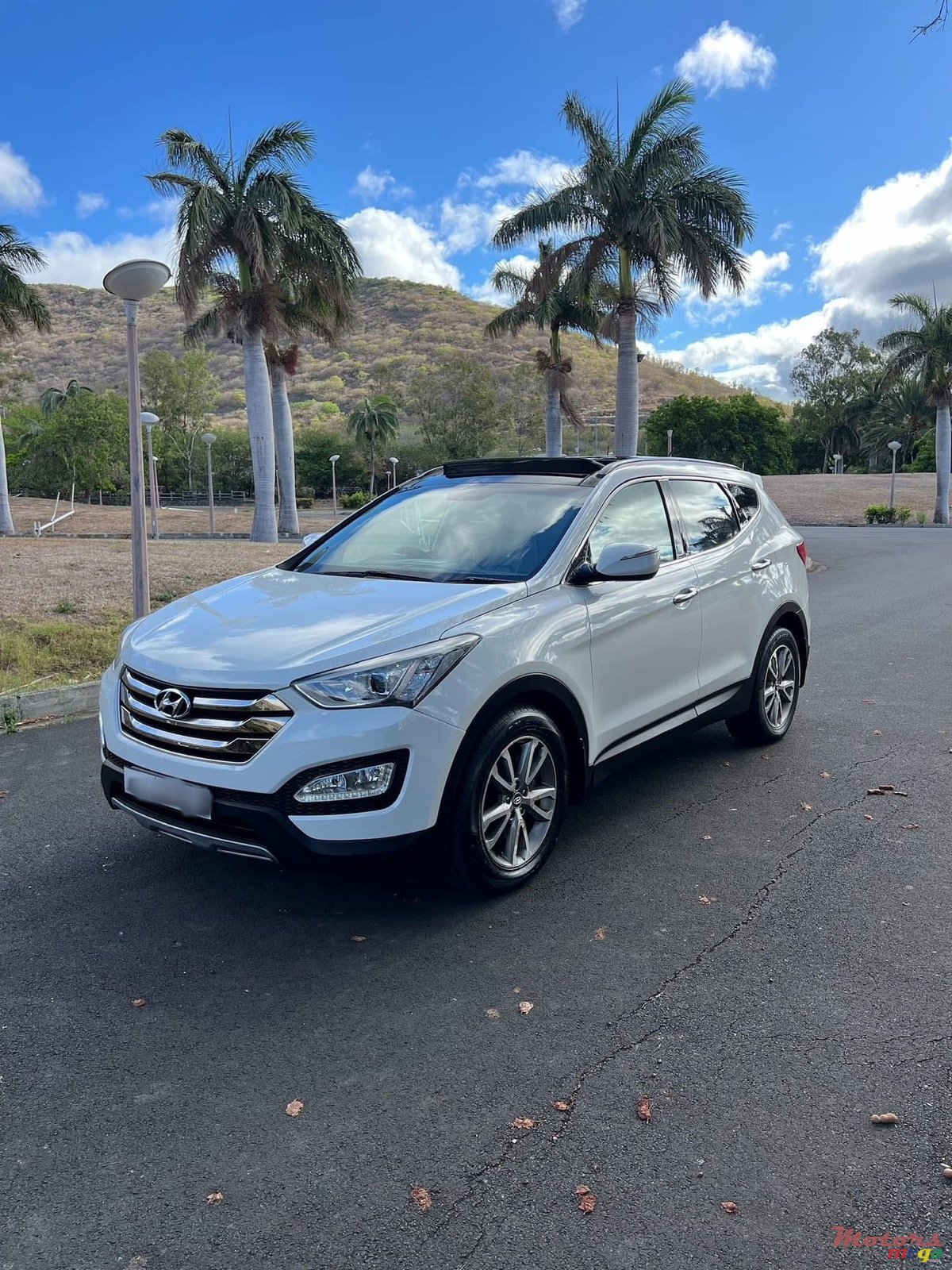 2014' Hyundai Santa Fe photo #2