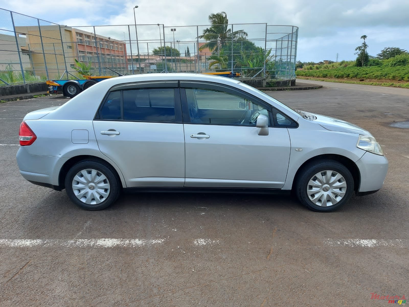 2010' Nissan Tiida photo #2