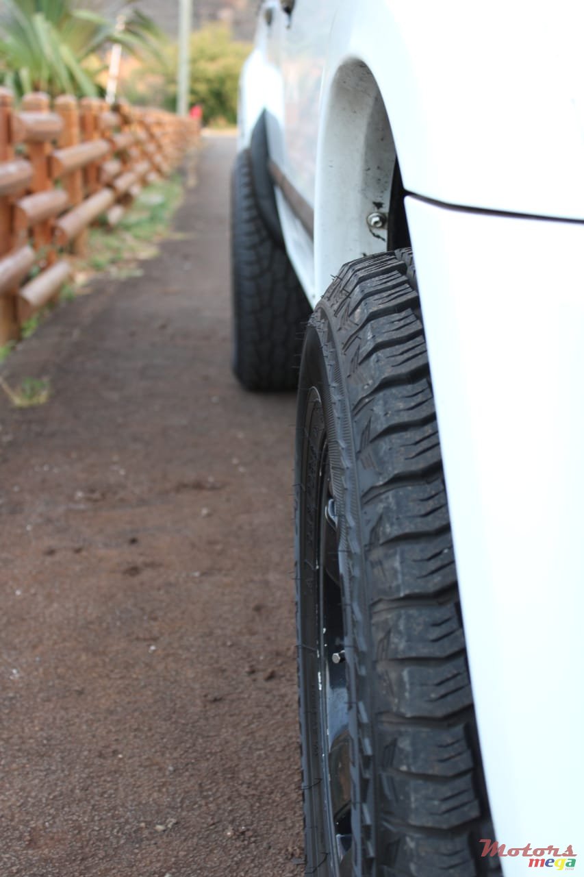 2010' Isuzu photo #5