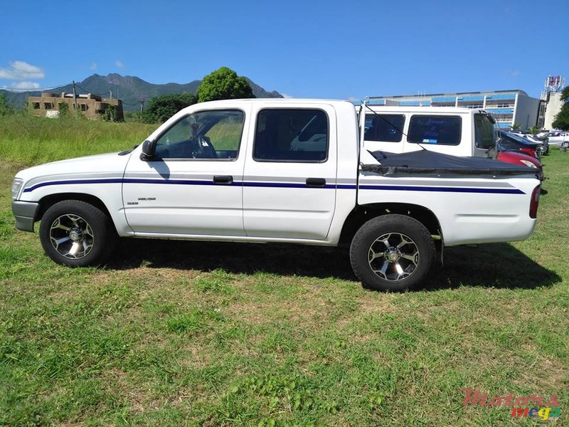 1999' Toyota Hilux 2*4 photo #3