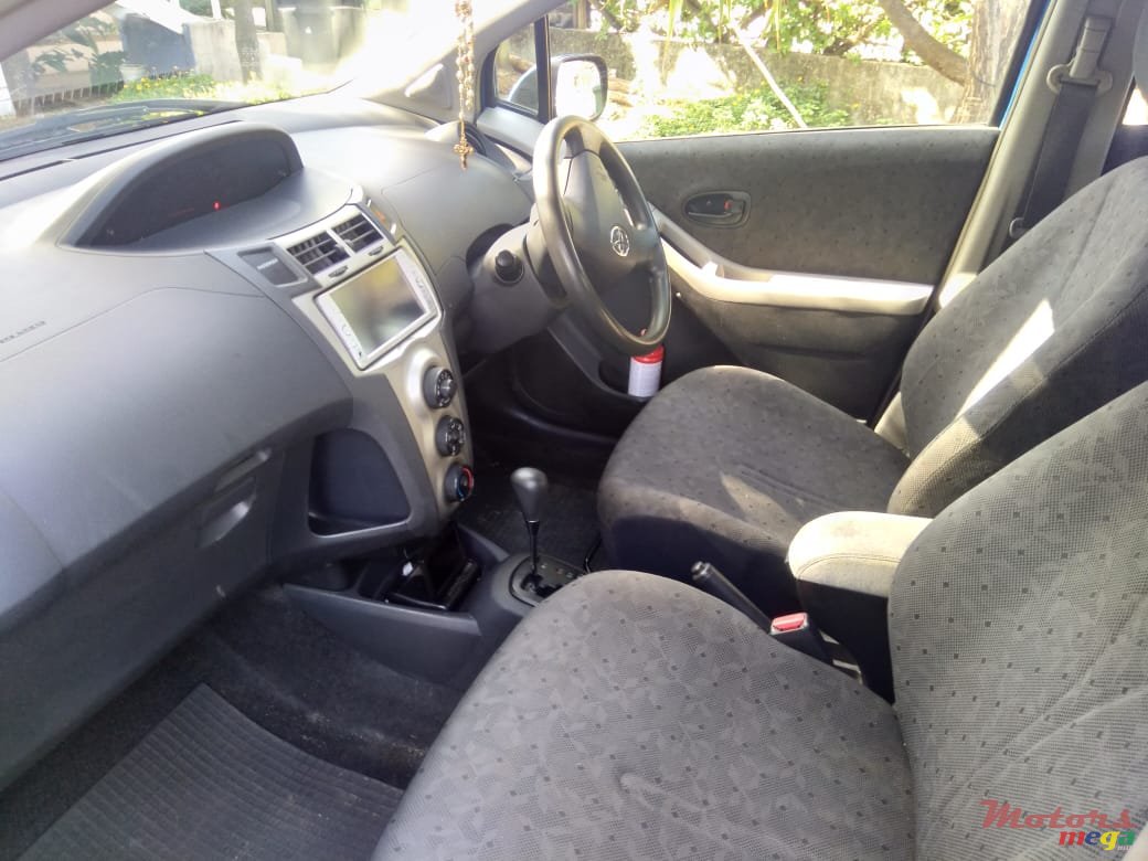 2009' Toyota Vitz photo #2