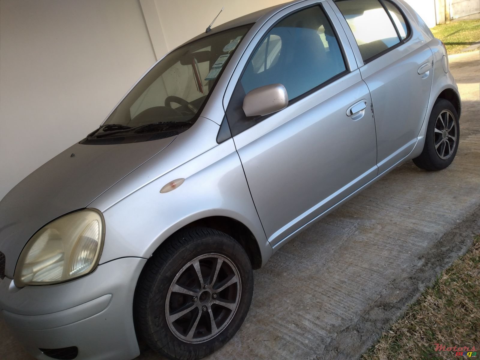 2002' Toyota Vitz photo #1
