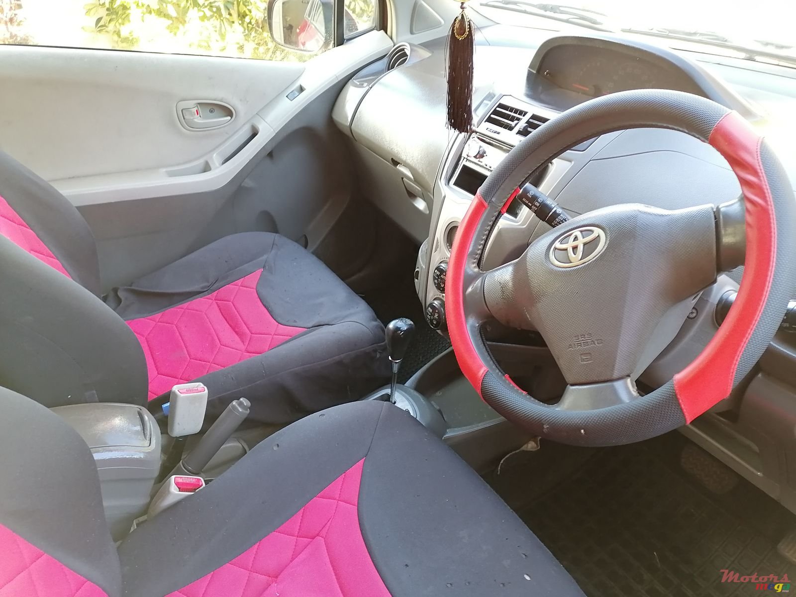 2009' Toyota Vitz photo #3