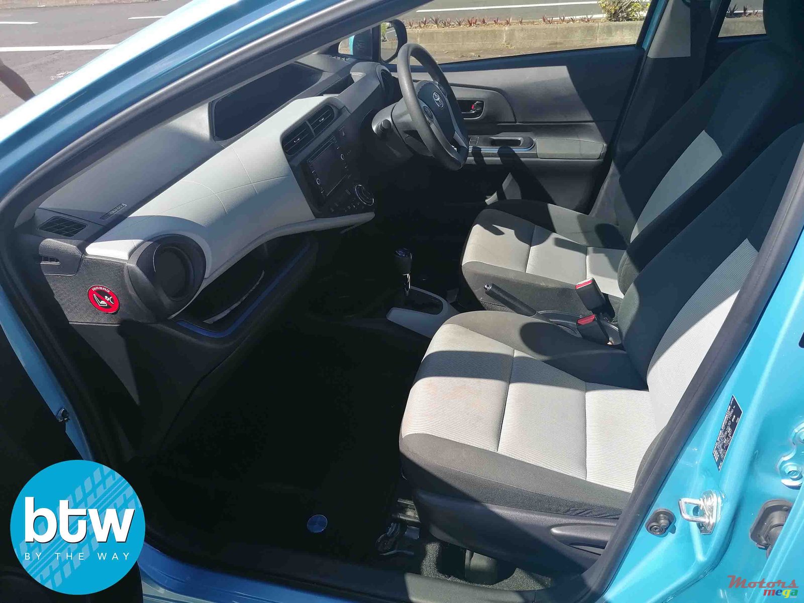 2014' Toyota Aqua Hybtride photo #3