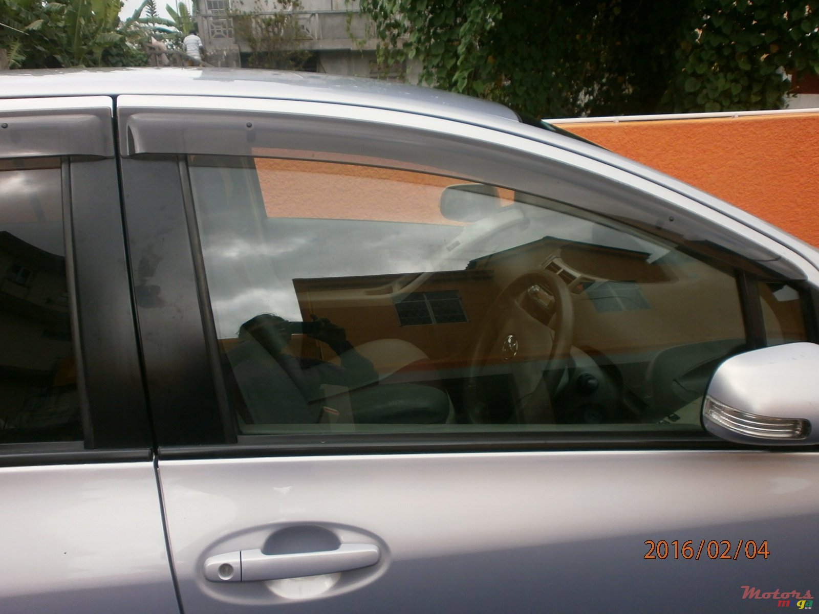 2009' Toyota Vitz photo #2