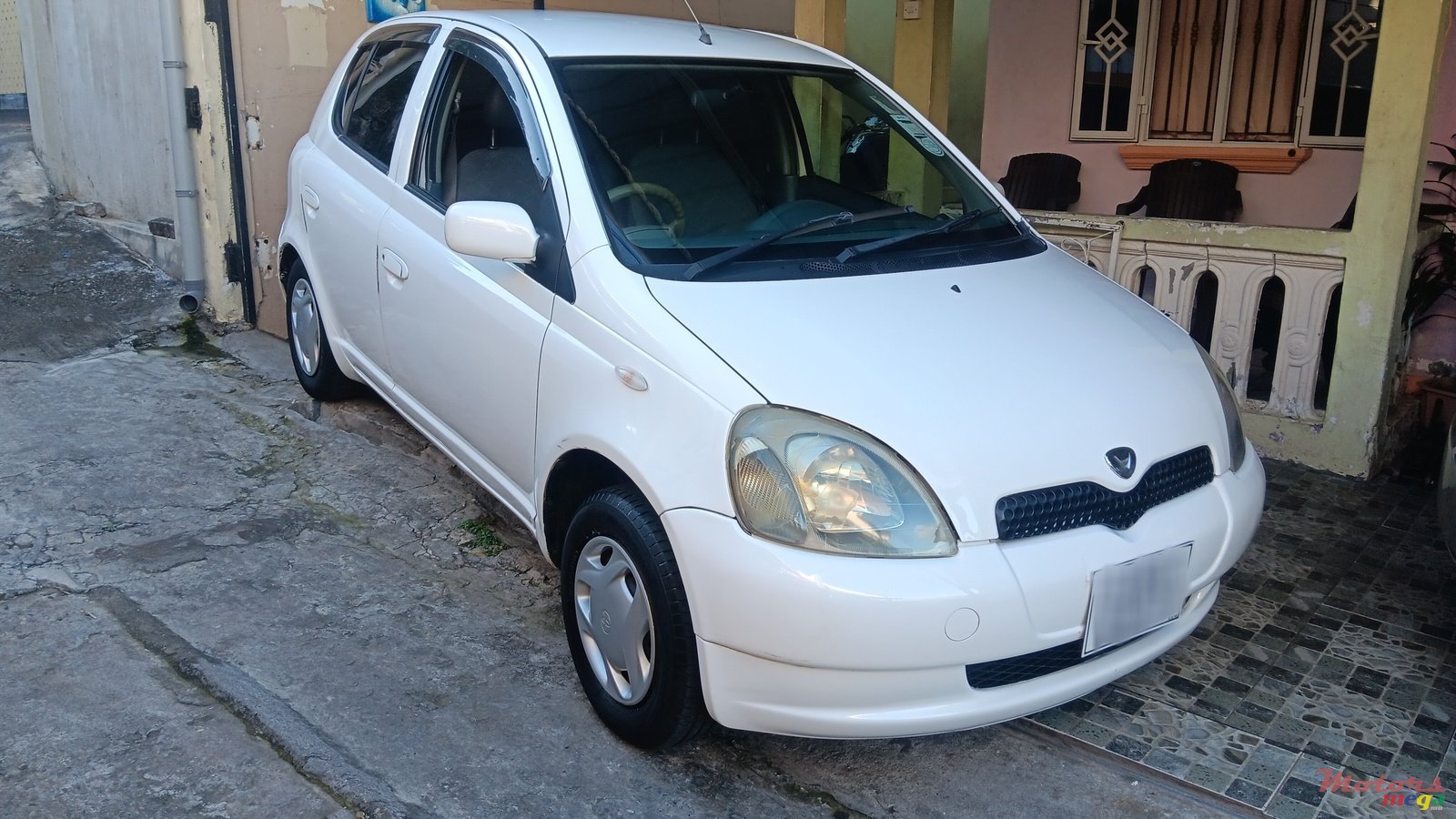 2001' Toyota Vitz photo #1