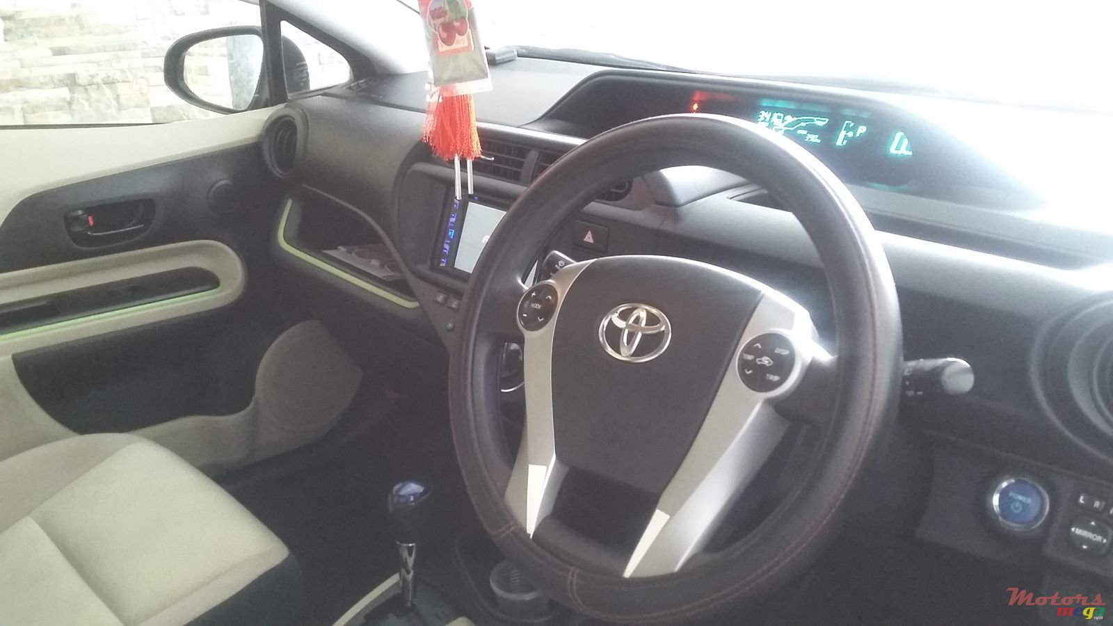 2012' Toyota Aqua photo #1