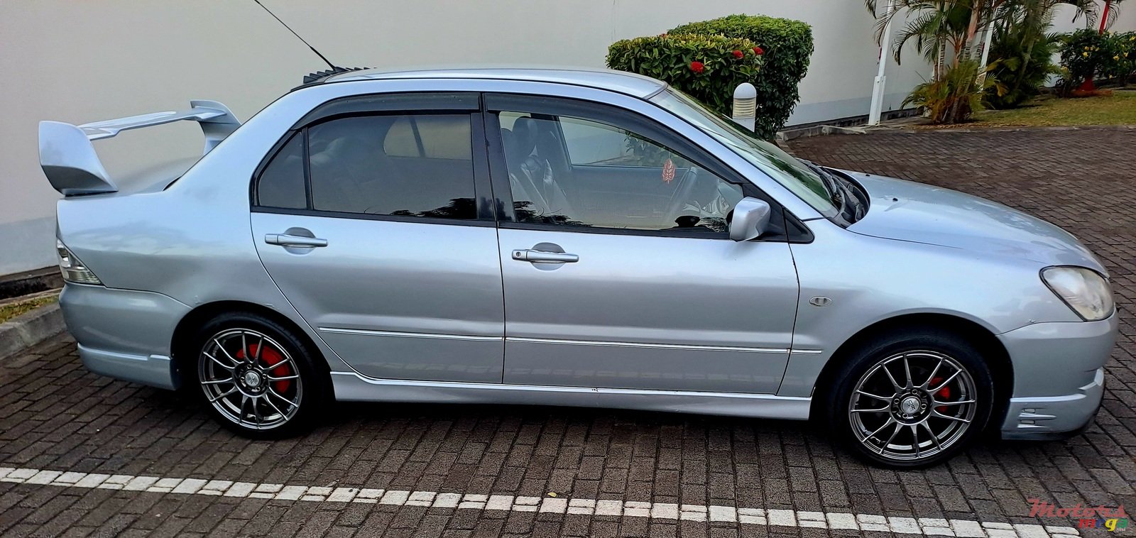 2005' Mitsubishi Lancer photo #1