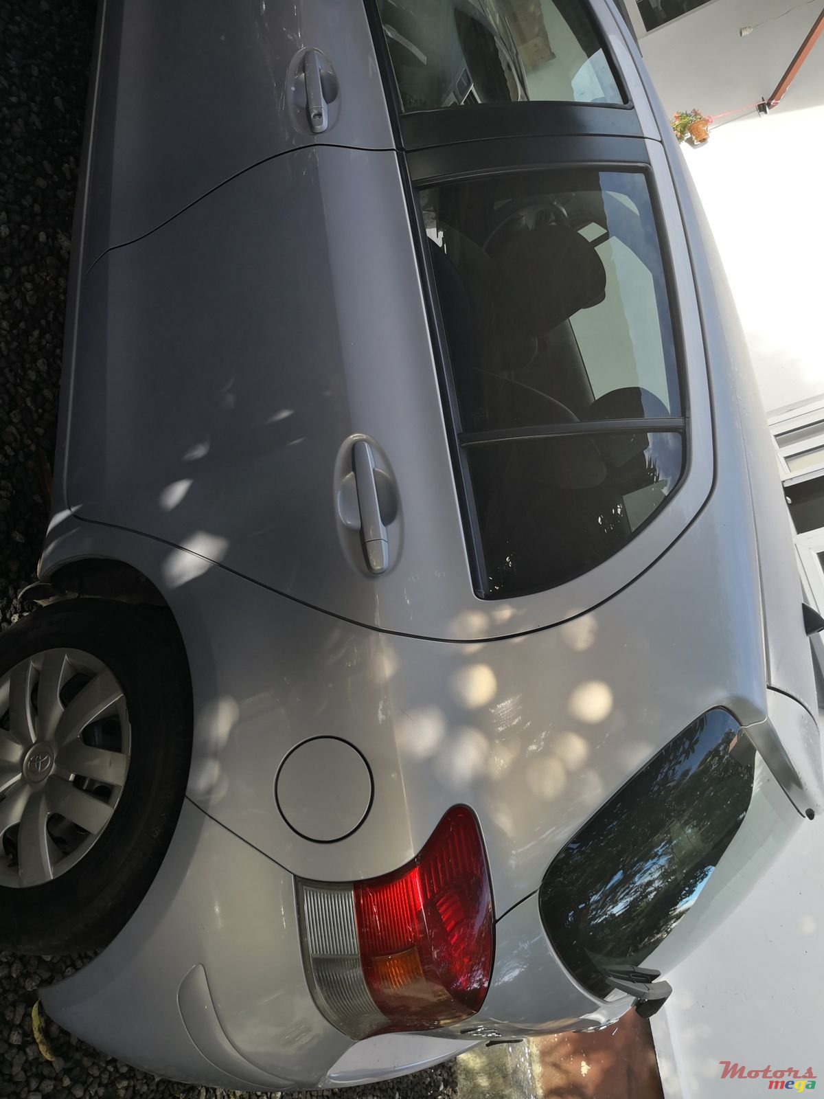 2009' Toyota Vitz photo #1