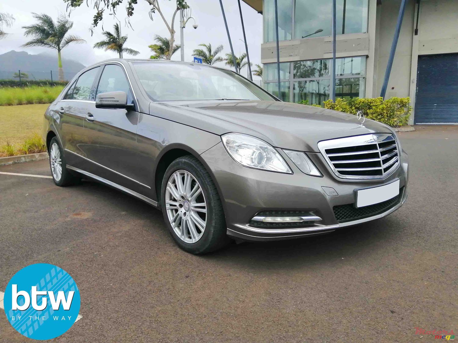 2013' Mercedes-Benz E-Class 200 photo #1