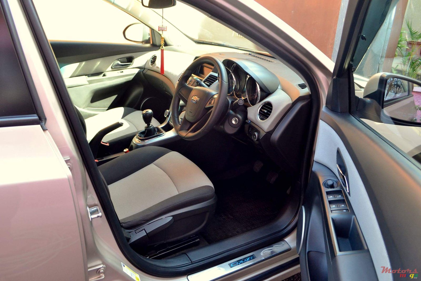 2011' Chevrolet Cruze LT photo #2