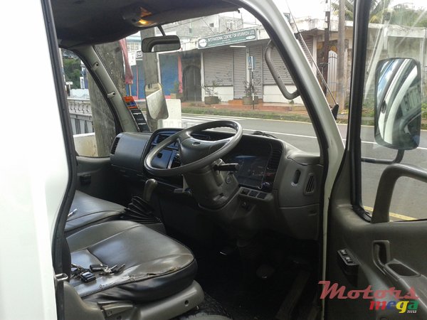 2000' Mitsubishi Truck photo #2