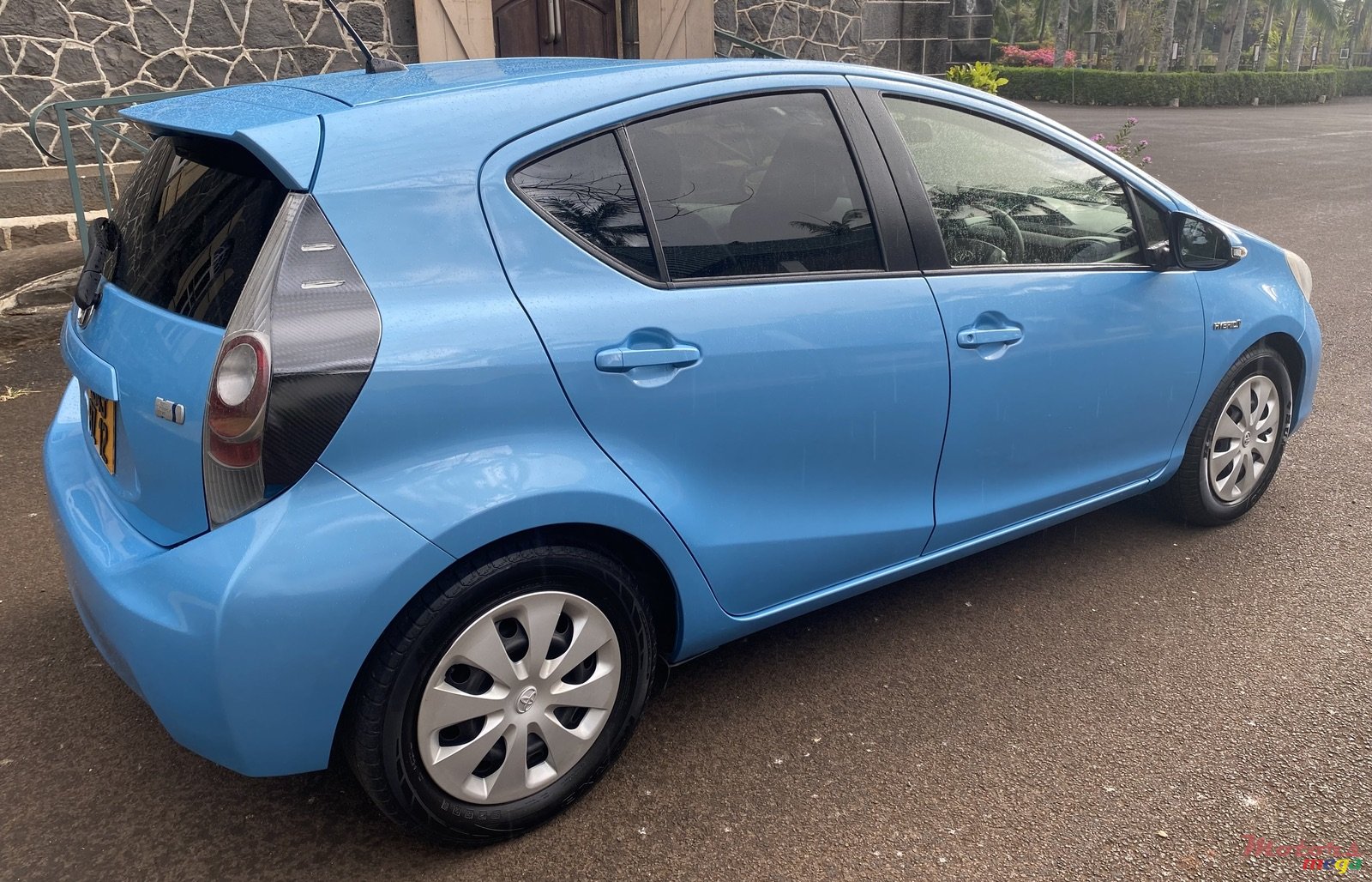 2012' Toyota Aqua Hybrid photo #3