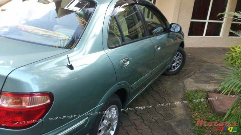 2002' Nissan N16 photo #4