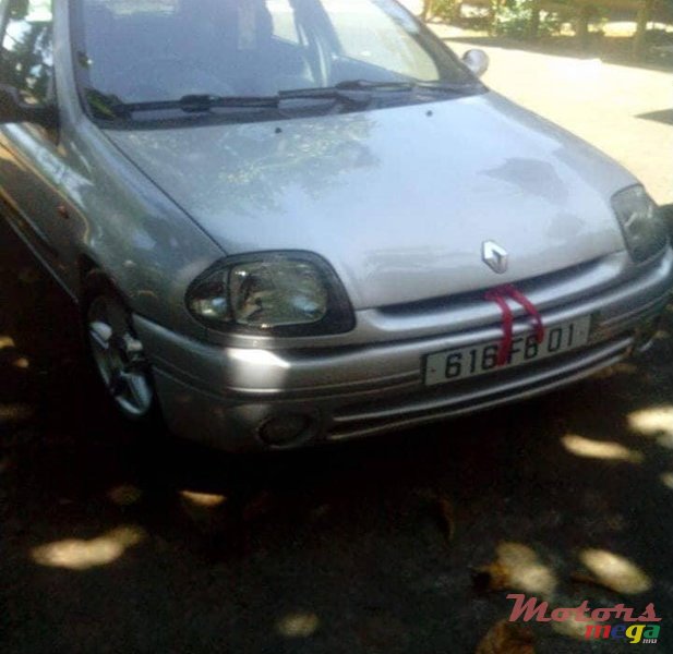 2001' Renault Clio photo #1