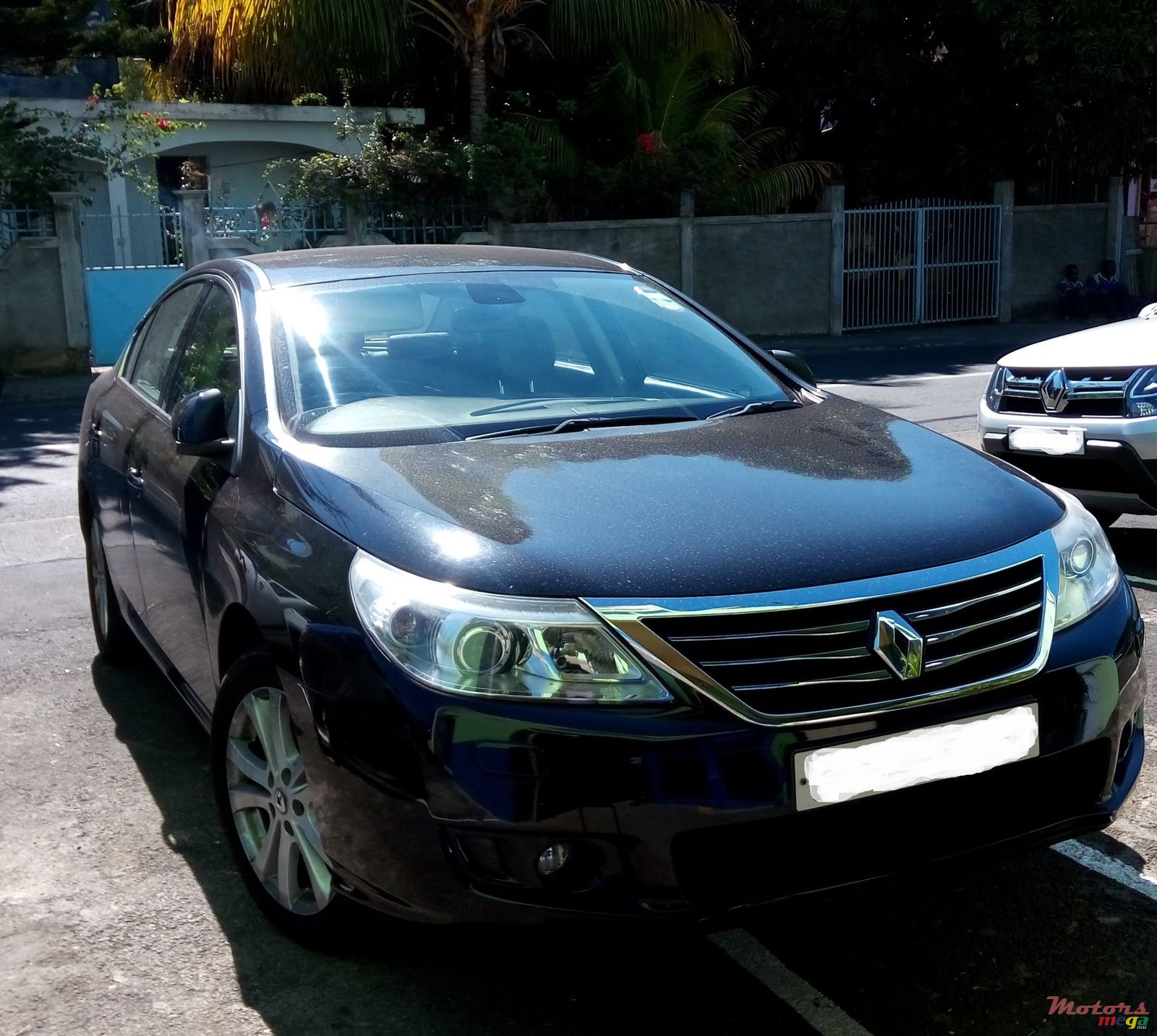 2011' Renault Latitude photo #1