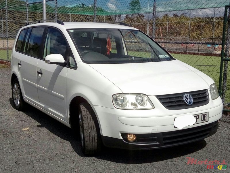 2008' Volkswagen Touran 1598cc photo #1