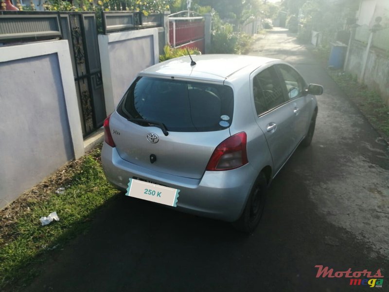 2005' Toyota Vitz photo #1