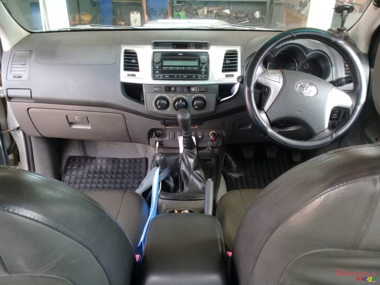 2013' Toyota Hilux photo #2