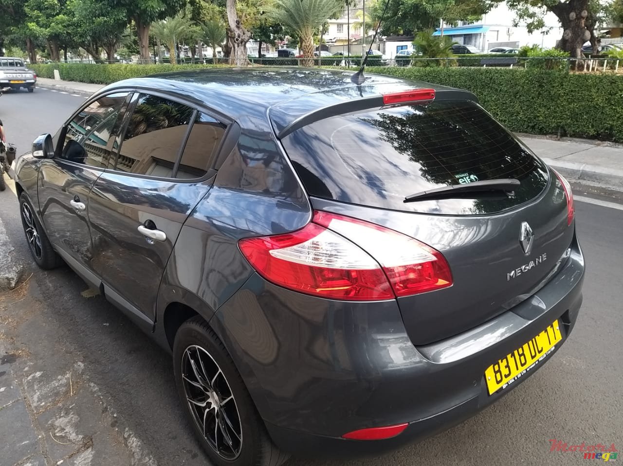 2011' Renault Megane photo #2
