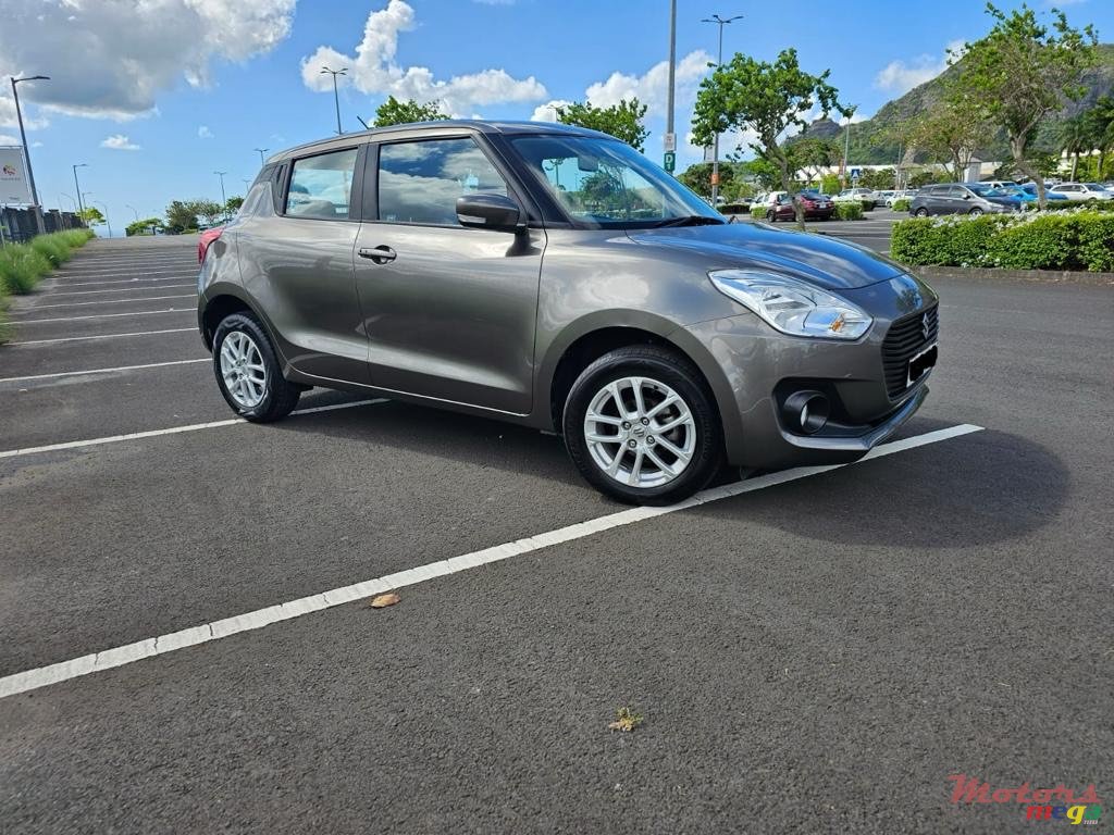 2020' Suzuki Swift GLX photo #1