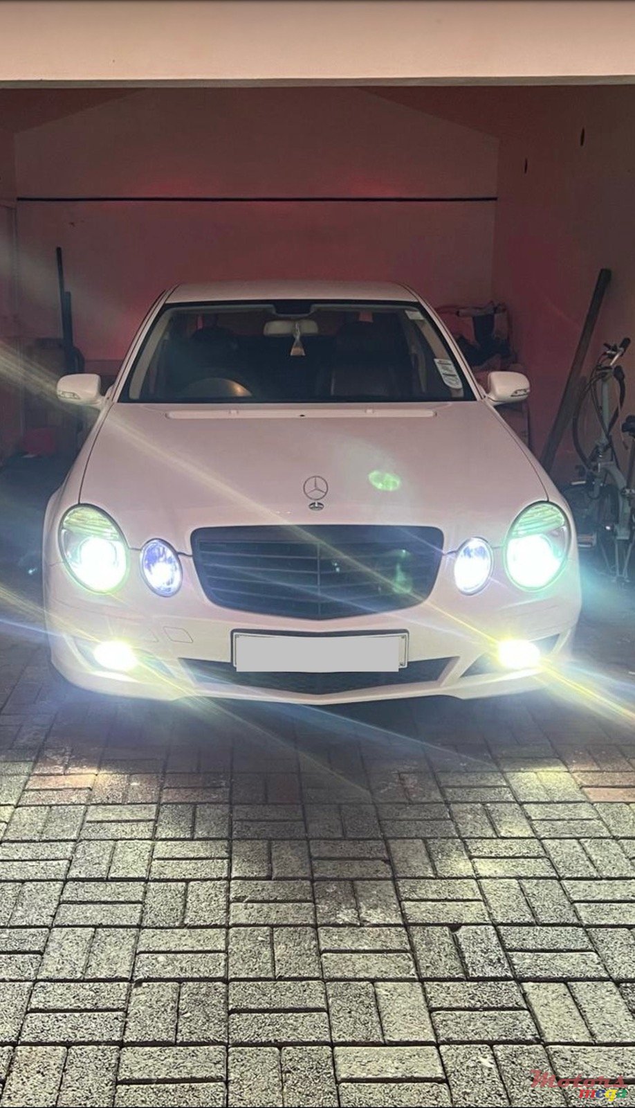 2009' Mercedes-Benz 200E photo #1