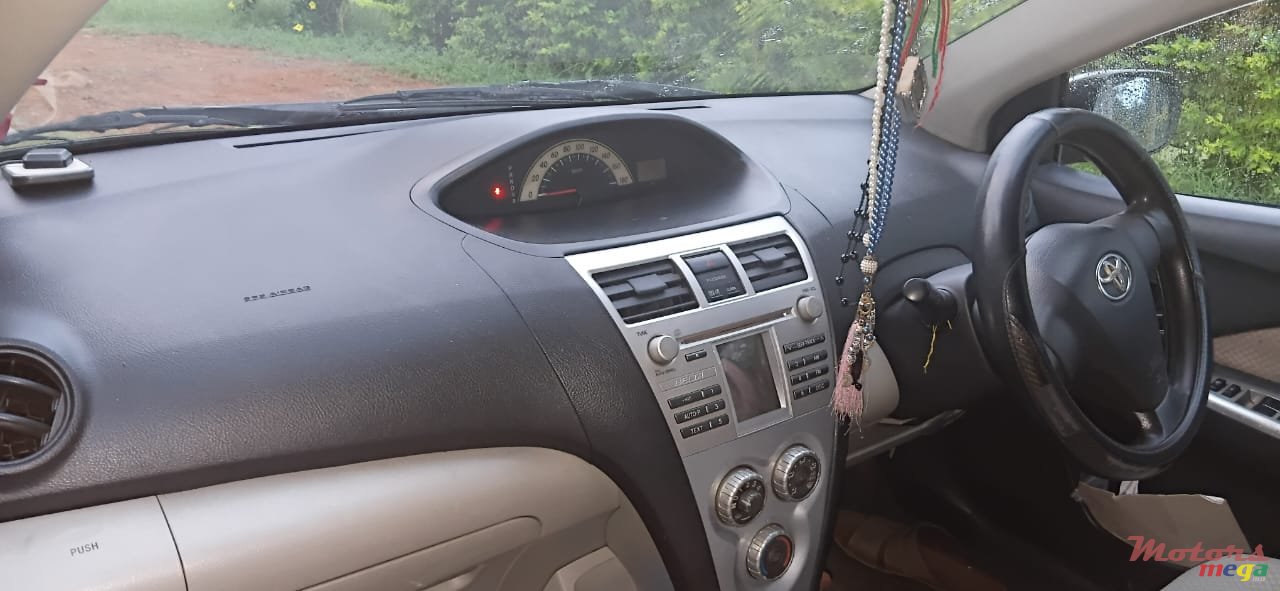 2006' Toyota Belta photo #5