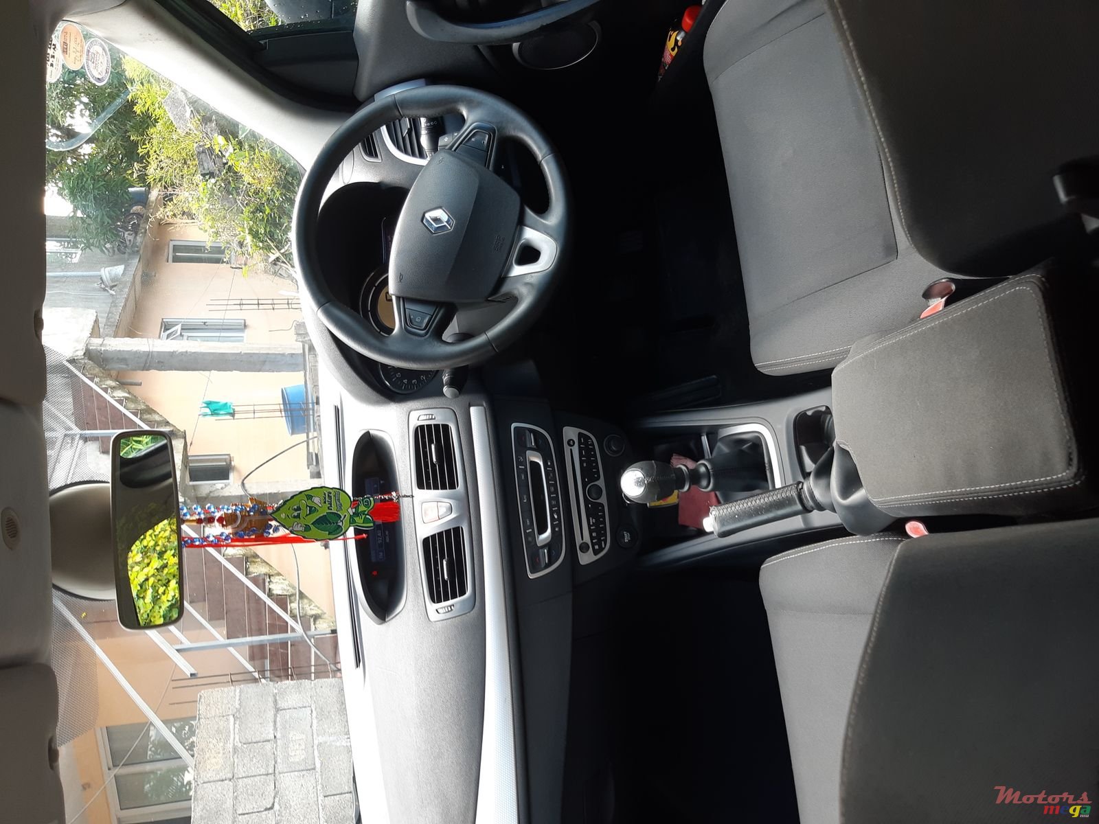 2010' Renault Megane photo #3